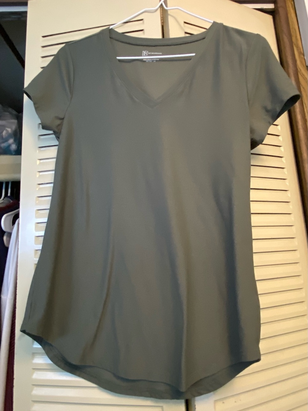 No Boundries Women's V-Neck Short Sleeve Top - Olive Green